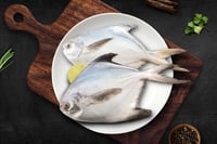 Silver Pomfret/ Avoli (2 Fish/Pack)(Size 250-300g/each fish) - Whole (Unclenaed, as is)