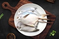 White Pomfret / Silver Pomfret/ Avoli (3 Fish/Pack)(Size 150-200g/Each Fish)