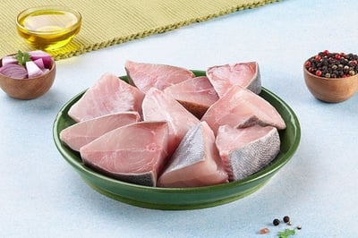 Black Pomfret / Karutha Avoli / Halwa Fish (300g to 700g) - Curry Cut (400g Pack)