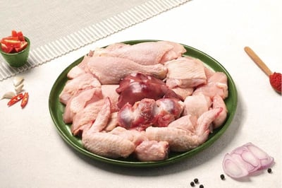 Classic Tender & Antibiotic-residue-free Chicken (size 1kg) - With Skin Curry Cut (920g to 980g Pack, with Liver, Gizzard & Neck)