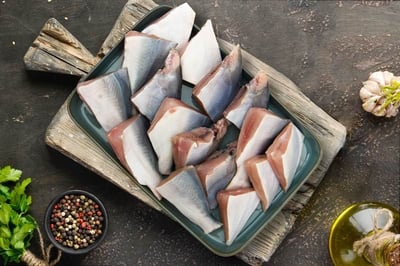 White Promfret / Silver Pomfret / Avoli (100g to 200g) - Curry Cut (480g to 500g Pack, may include head pieces)