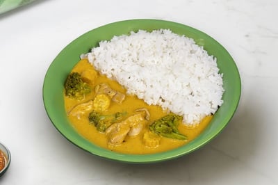 Thai Yellow Chicken Curry with Jasmine Rice (450g Pack)