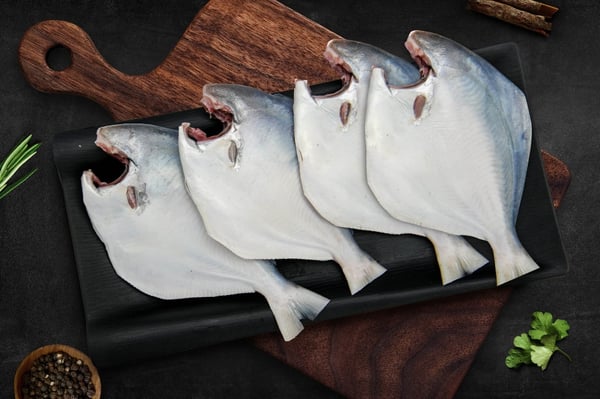 White Pomfret / Silver Pomfret/ Avoli (4 Fish/Pack)(Size 100-150g/Each Fish)