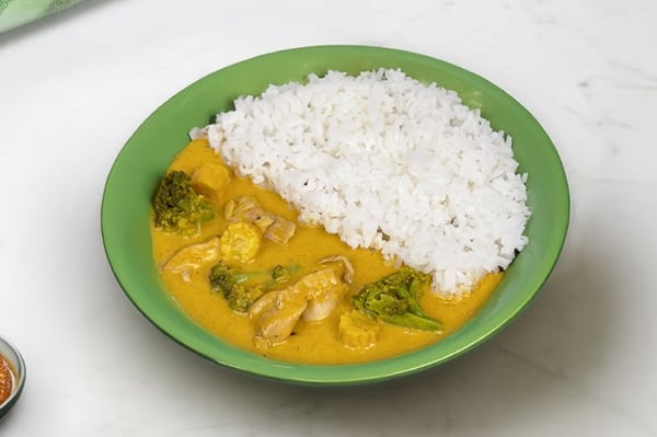 Thai Yellow Chicken Curry with Jasmine Rice (400g Pack, Ready to Heat & Eat, Microwave ready)
