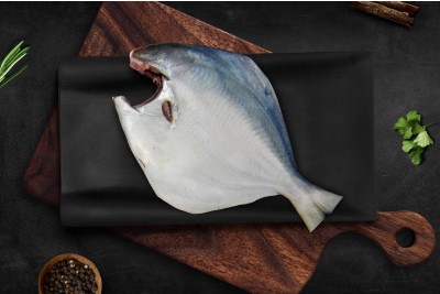 Silver Pomfret/ Avoli (1 Fish/Pack)(Size 600-700g/each fish) - Whole Cleaned, Gutted