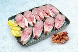 Indian Salmon Vazhmeen Raavas Rawas Gurjali Large Steaks Buy Online Freshtohome Com • the scales on the body should be shiny and tight. indian salmon